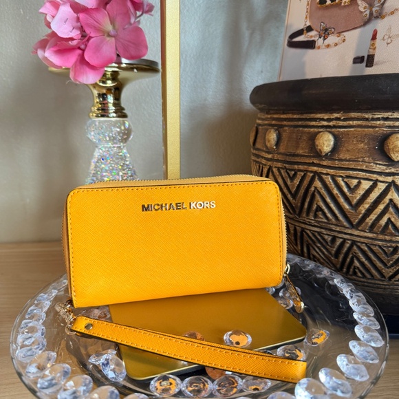 Micheal Kors Bundle Mango Yellow Crossbody and Wallet Set EUC - Picture 6 of 12
